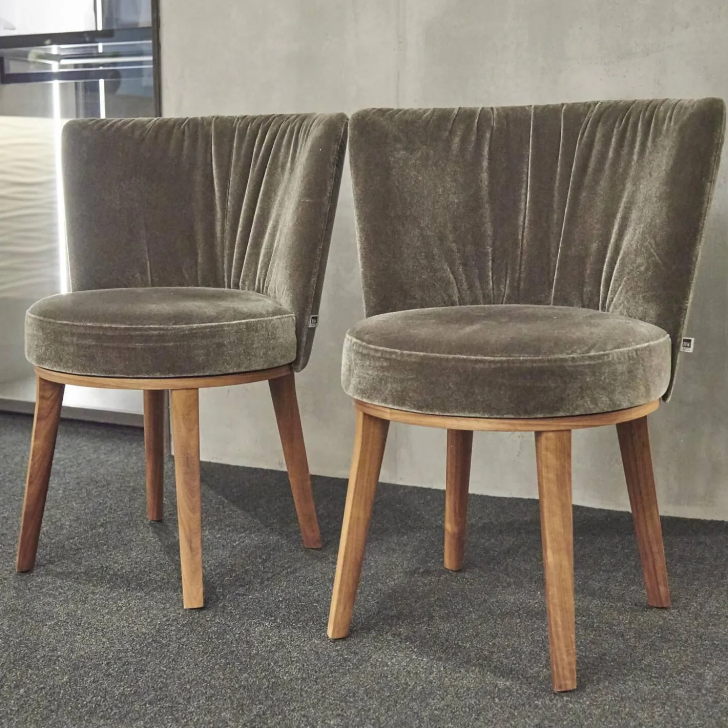 2er Set Stuhl Polo Cocktail Stoff Emilia B-121 Untergestell Nussbaum Geölt Mit Drehfunktion Und Rückholmechanik