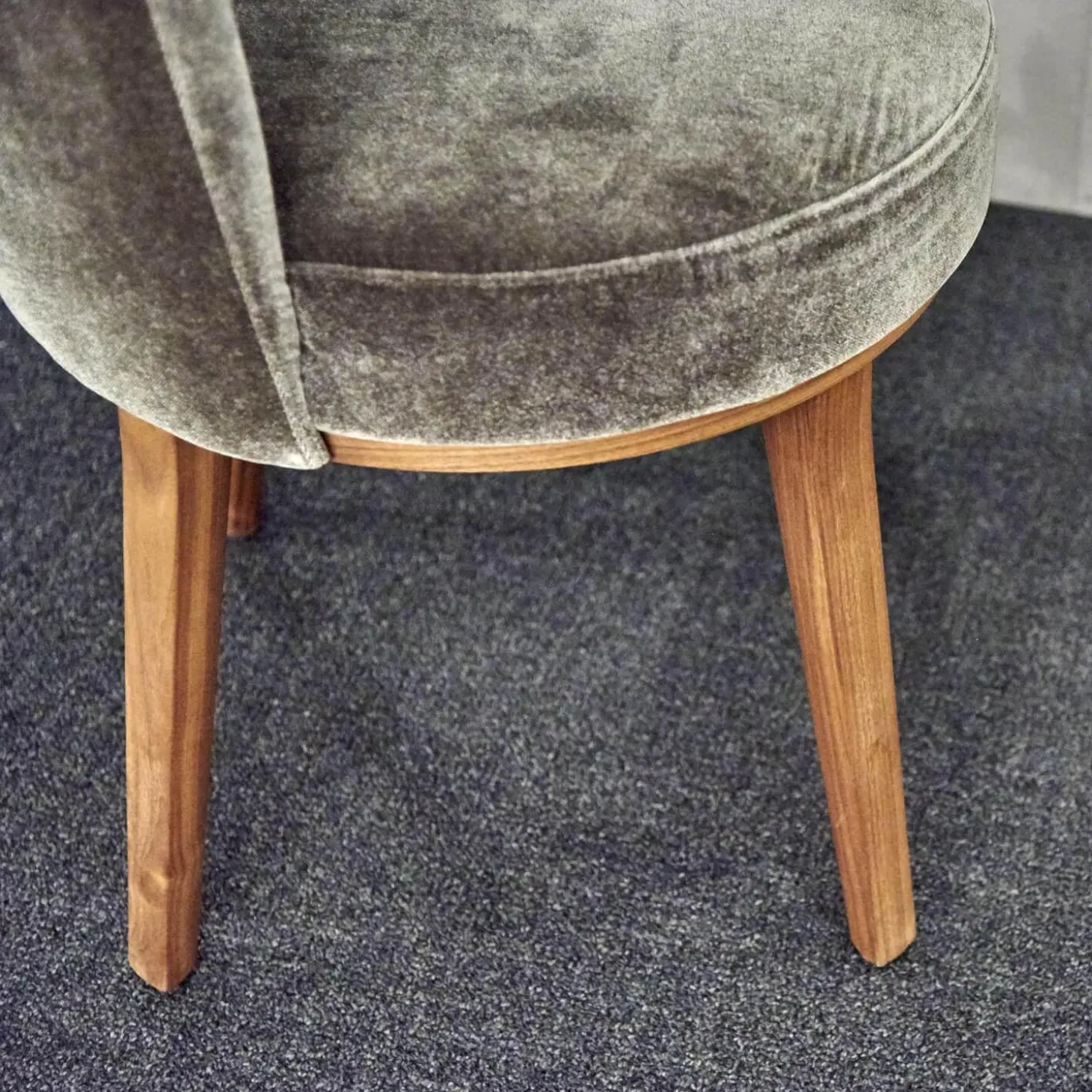 2er Set Stuhl Polo Cocktail Stoff Emilia B-121 Untergestell Nussbaum Geölt Mit Drehfunktion Und Rückholmechanik