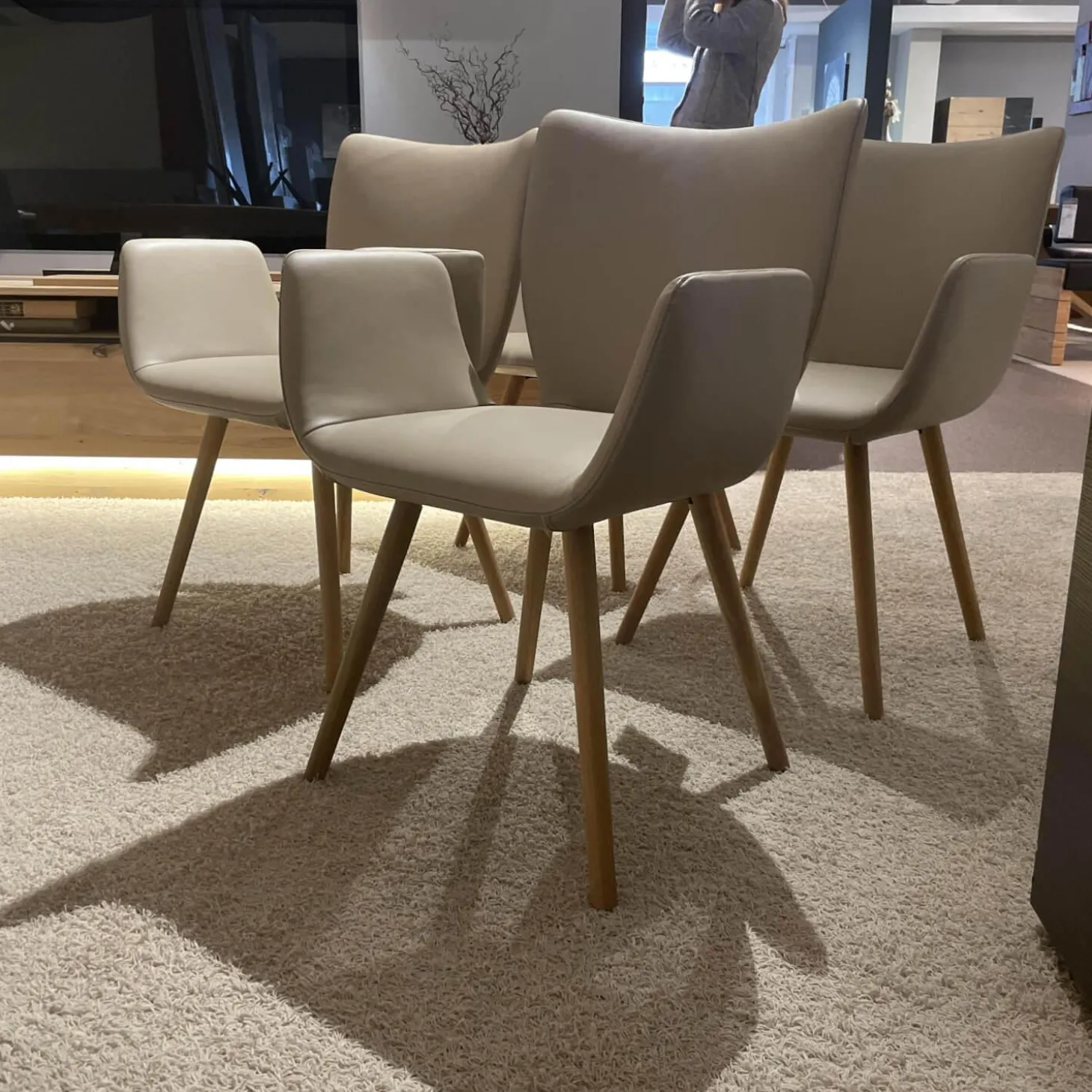 4er-Set Armlehnpolsterstuhl Kasaar Leder Prestige M 131 Kiesel Gestell Eiche Puro Geölt