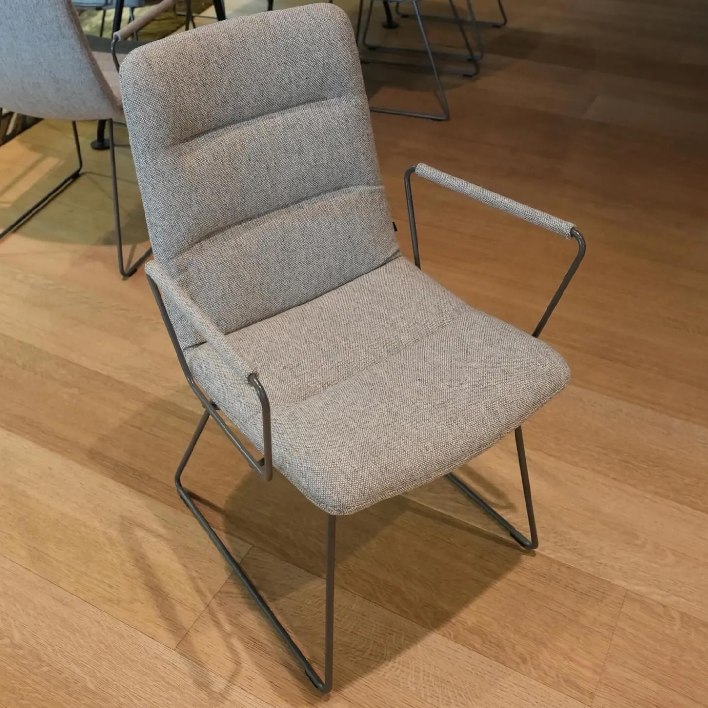 6er-Set Armlehnstuhl Arva Light Bezug Stoff Hallingdal 116 Grau Drahtkufengestell Eisenblank Einschichtlack