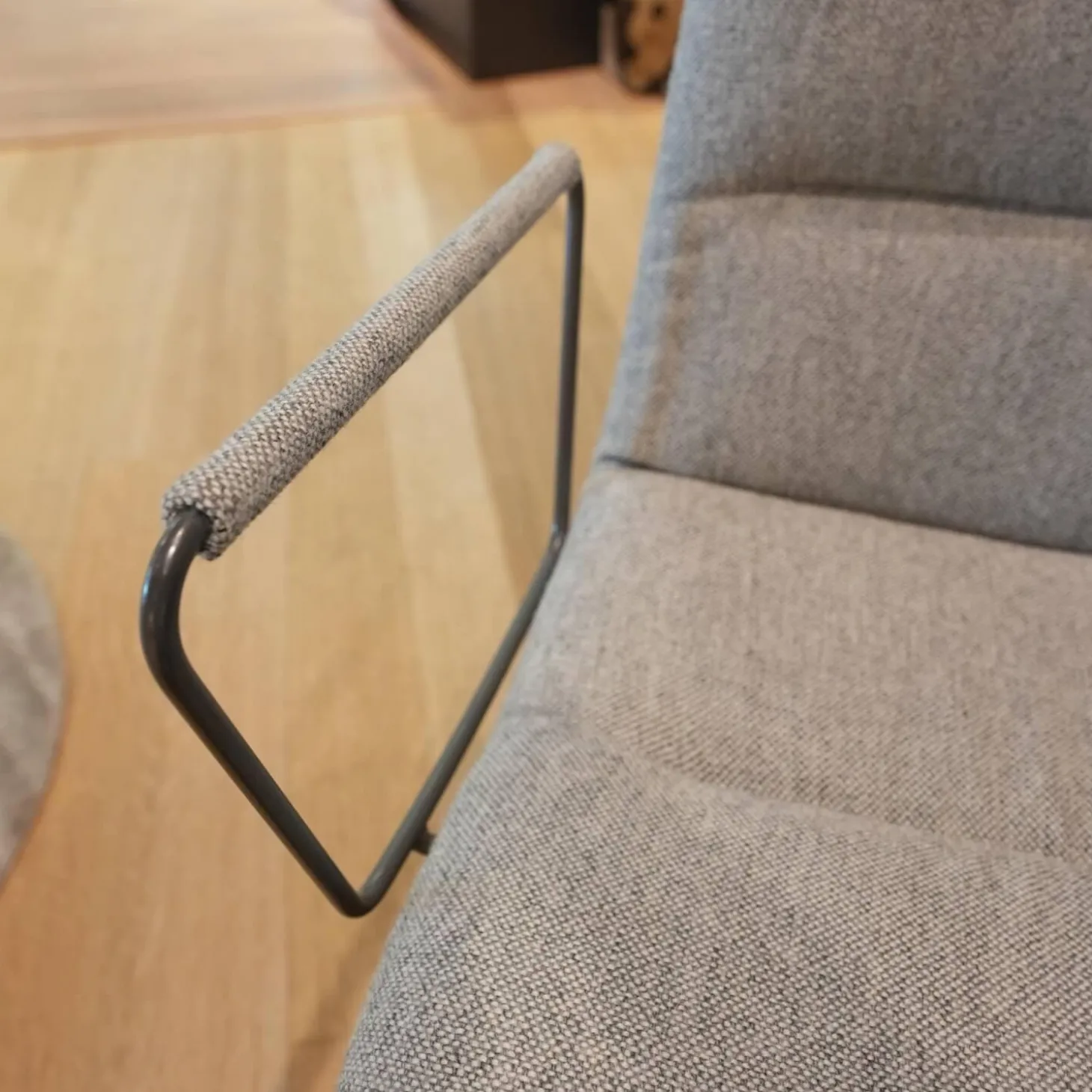 6er-Set Armlehnstuhl Arva Light Bezug Stoff Hallingdal 116 Grau Drahtkufengestell Eisenblank Einschichtlack