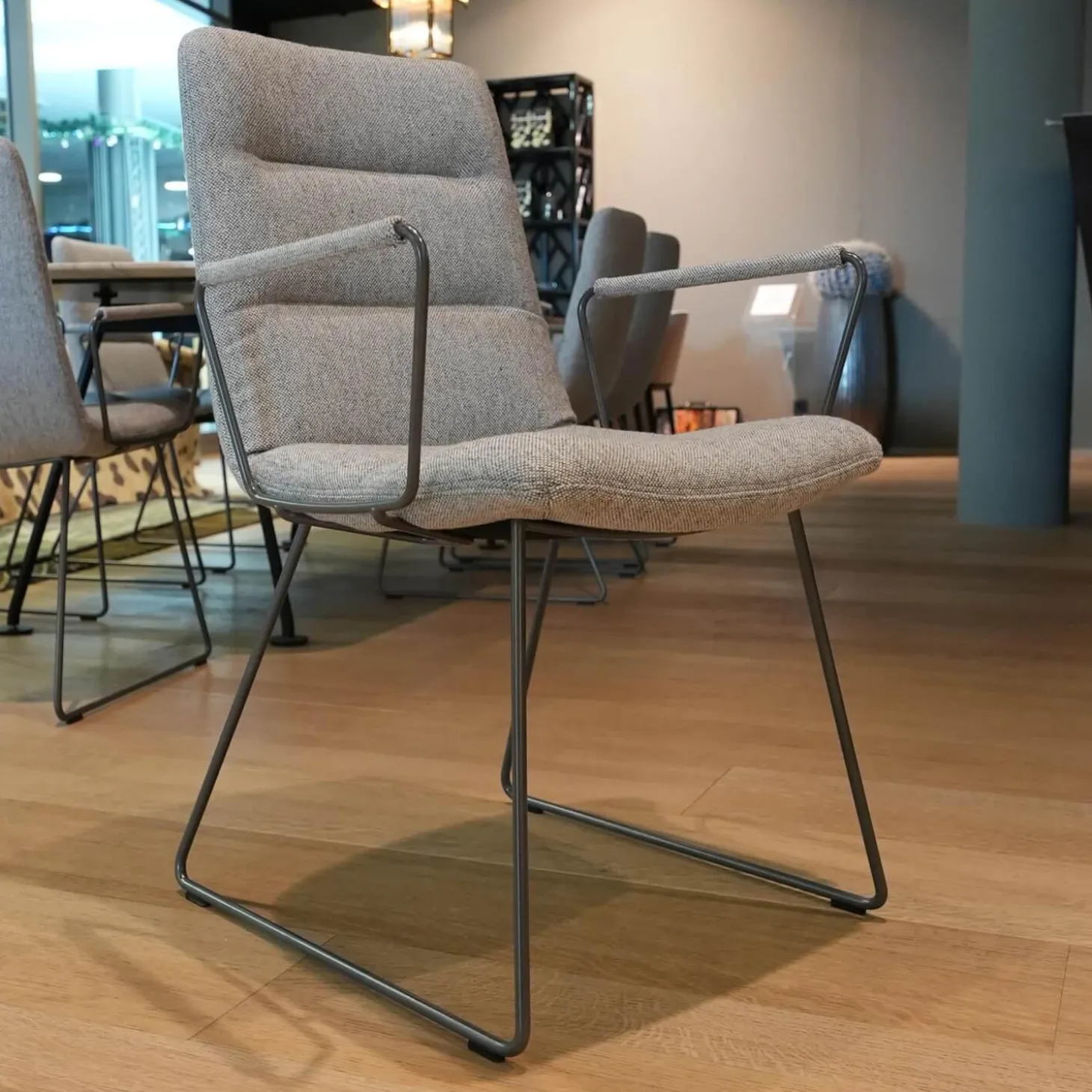 6er-Set Armlehnstuhl Arva Light Bezug Stoff Hallingdal 116 Grau Drahtkufengestell Eisenblank Einschichtlack