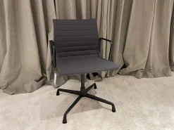 4er-Set Armlehnstuhl EA104 Bezug Hopsak Dunkelgrau 05 Gestell Aluminium Drehbar Filzgleiter Ohne Tisch