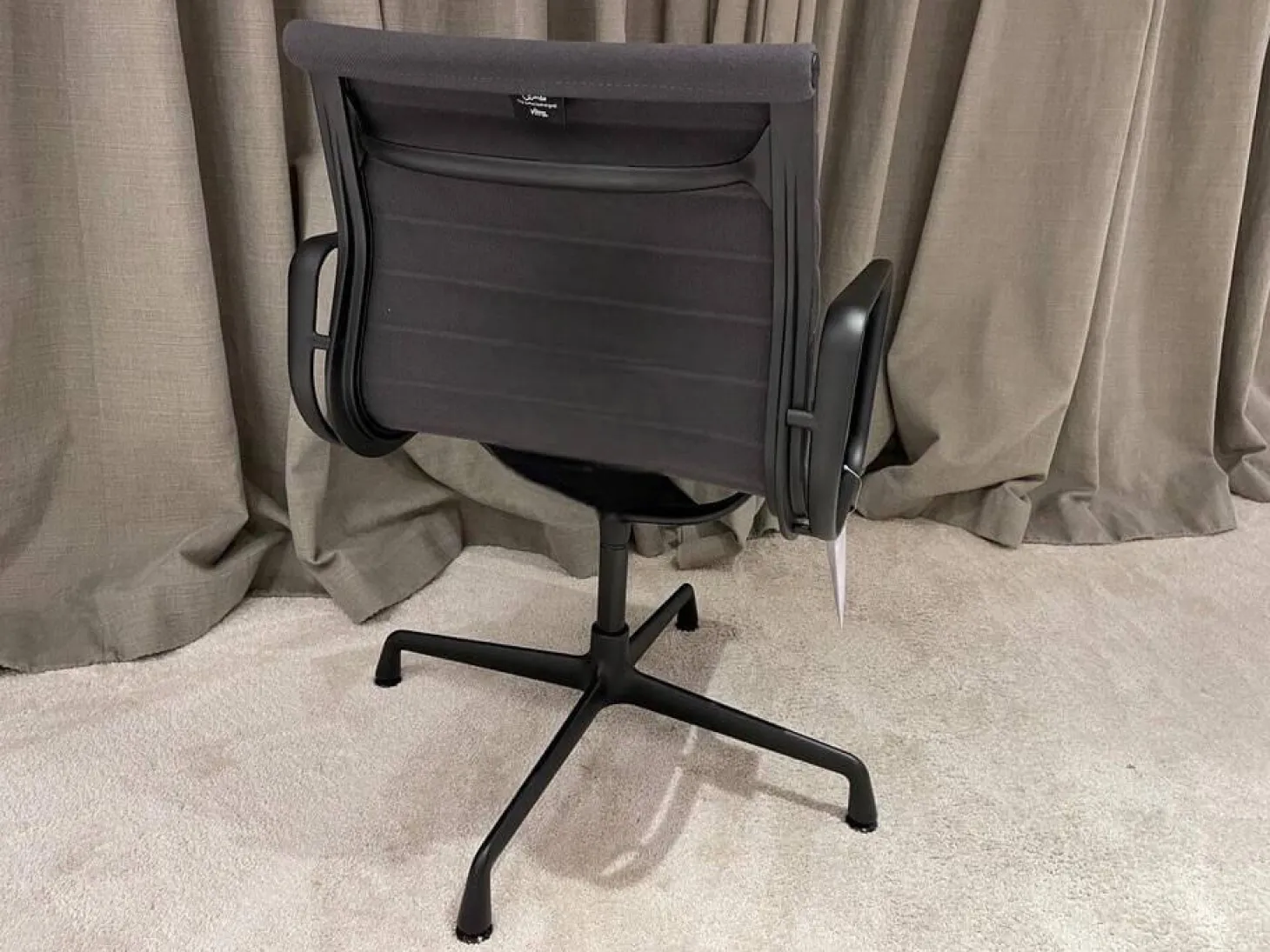 4er-Set Armlehnstuhl EA104 Stoff Hopsak 05 Dunkelgrau Drehgestell Aluminium Tiefschwarz Pulverbeschichtet