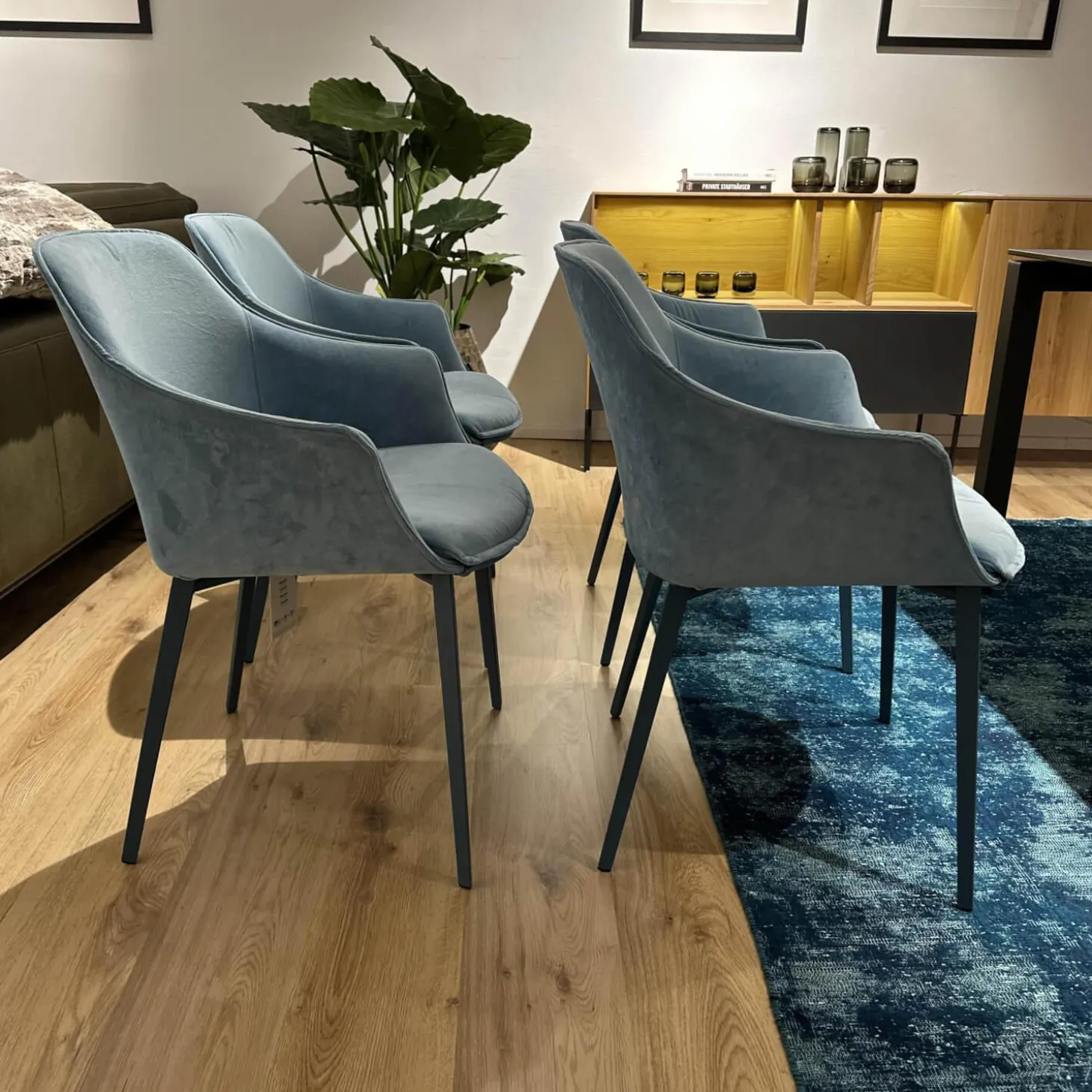 4er-Set Armlehnstuhl Kedua 4061 Bezug Stoff Bel-321 A Blau Metallfuß Dreieckig Petrol Dunkelblau