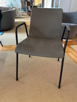 6er-Set Armlehnstuhl Liz M 1330 Bezug Leder Vintage Fango Grau Gestell Schwarz Stapelbar