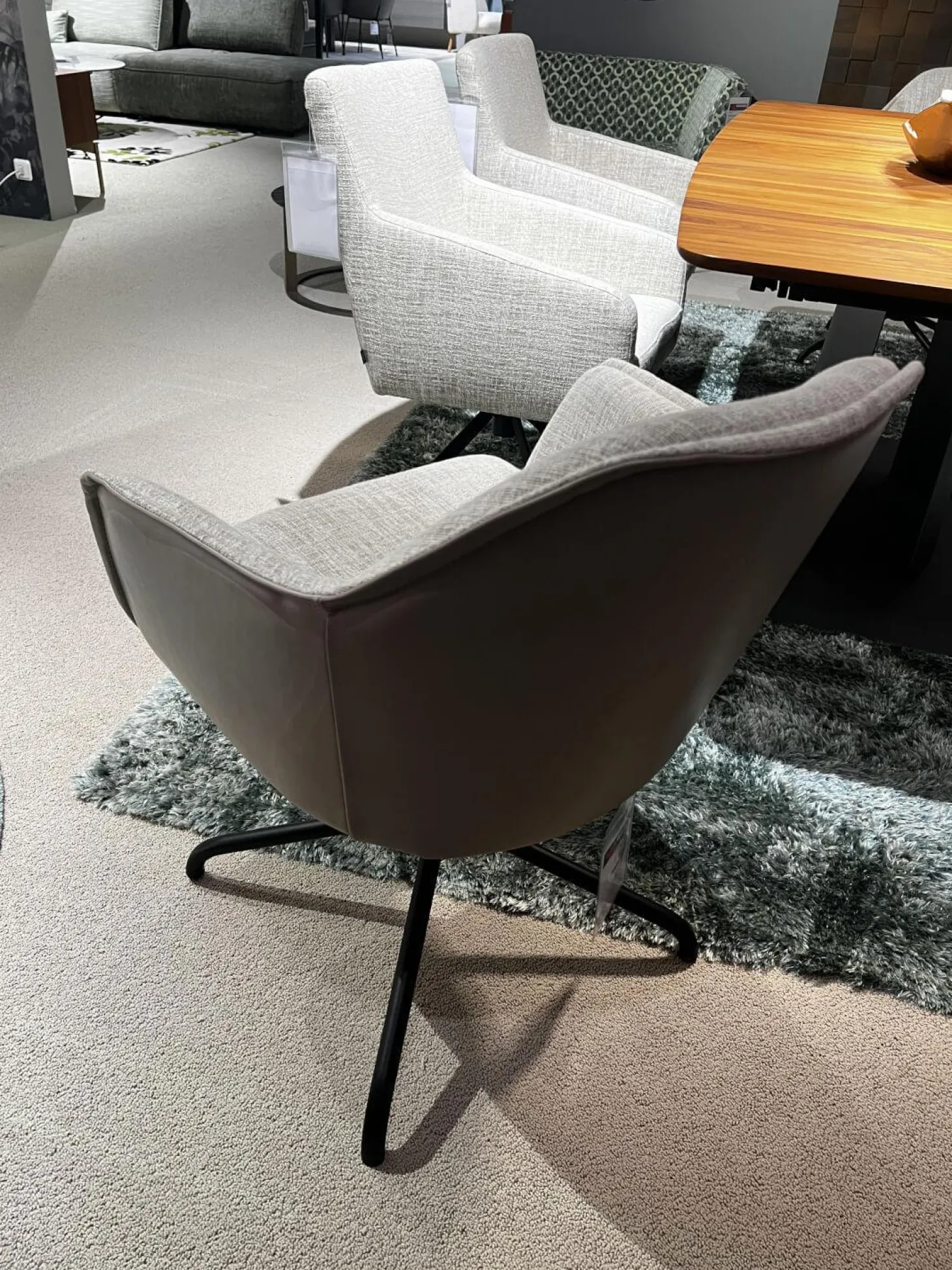 2er-Set Armlehnstuhl Sophie Innen Stoff Sama 072 Papyrus Creme Außen Leder Nature Lavagrau Gestell Schwarz Pulverbeschichtet