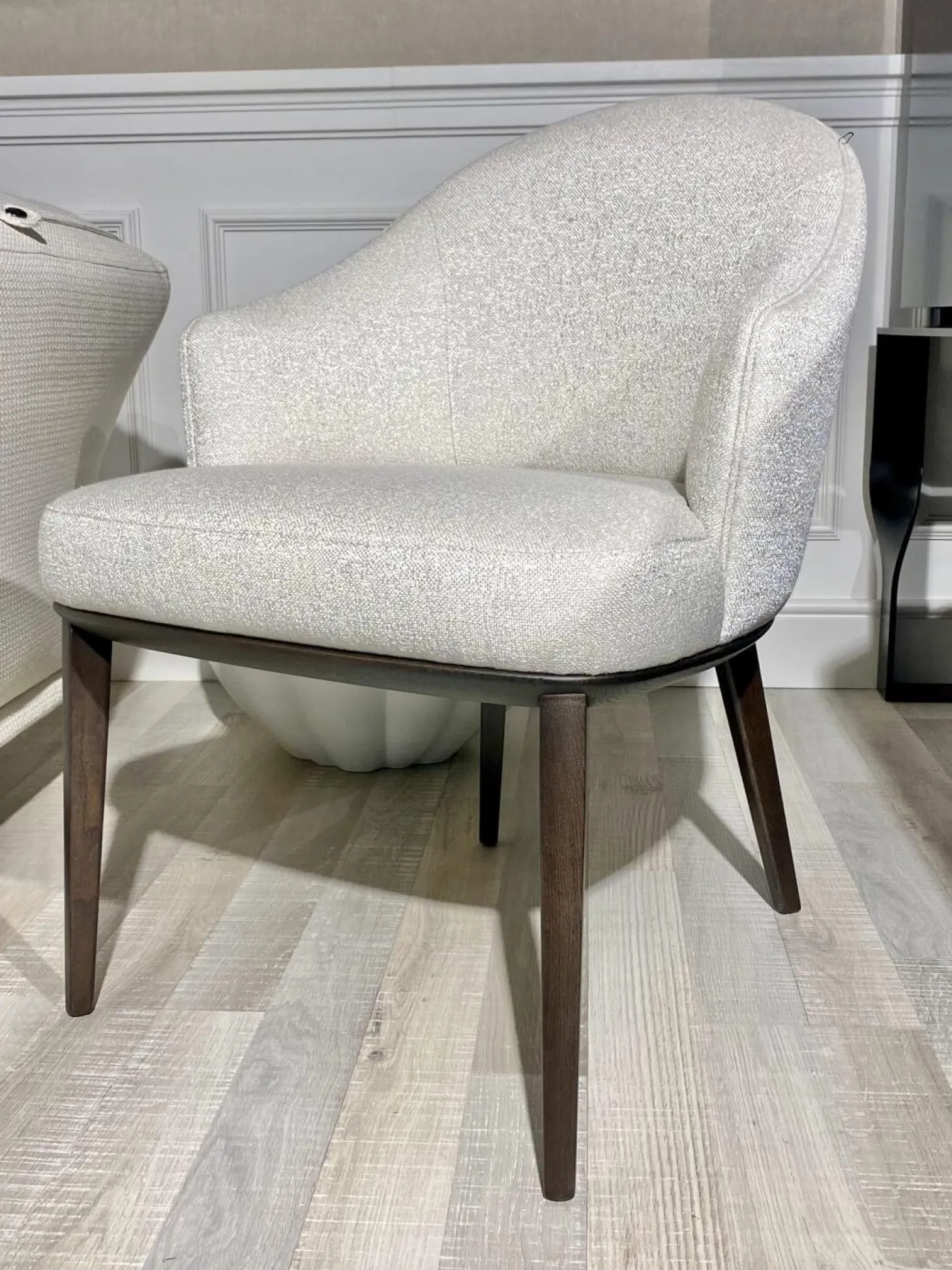 6er-Set Armlehnstuhl Virna Bezug Stoff Rubelli Fabthirty Bianco Creme Holzgestell Esche Gebeizt Moka Braun