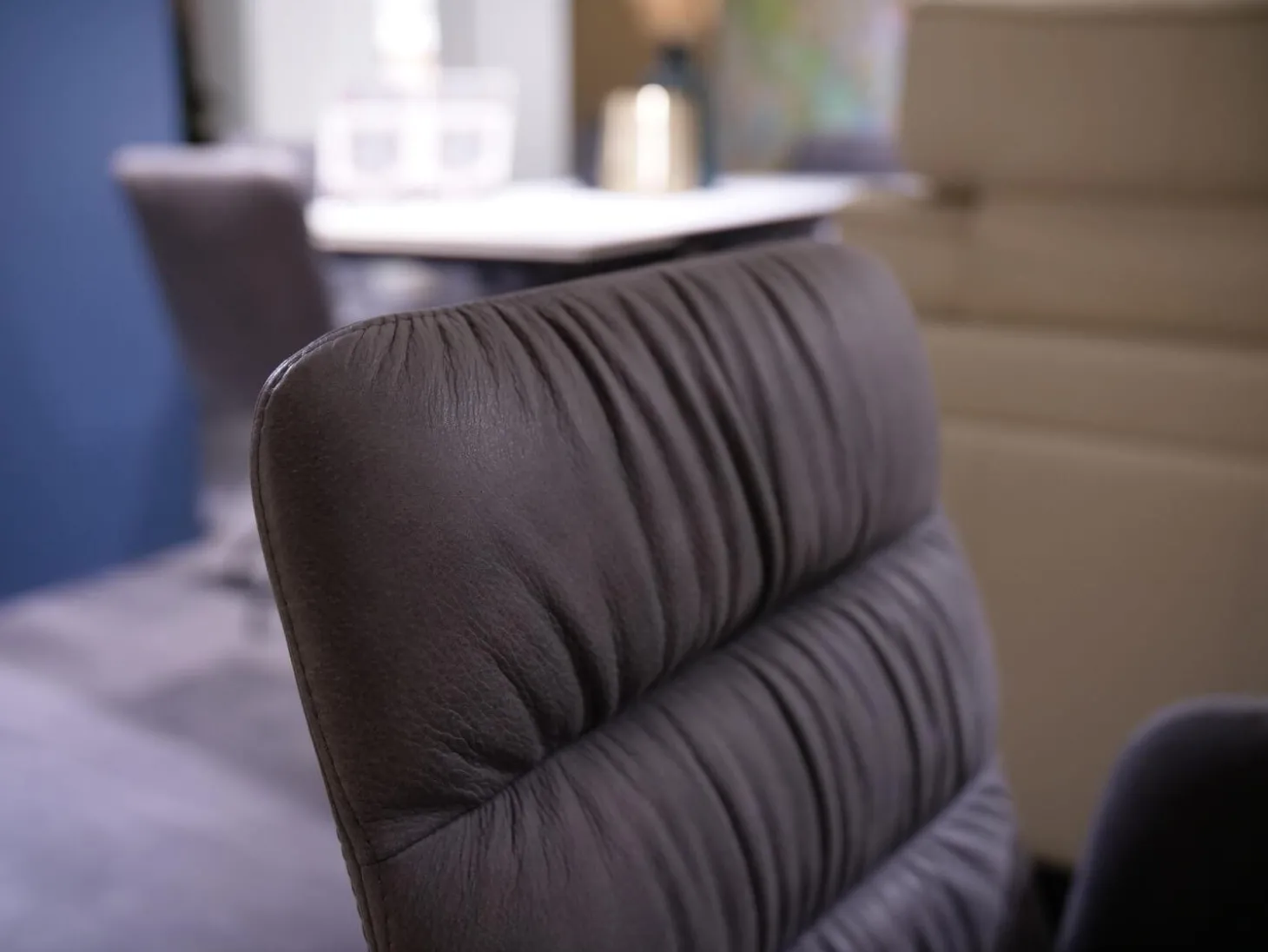 4er-Set Armstuhl Aiden Soft Leder Luna Steingrau Spinnenfuß Schwarz Mit Gleitern Und Drehmechanik