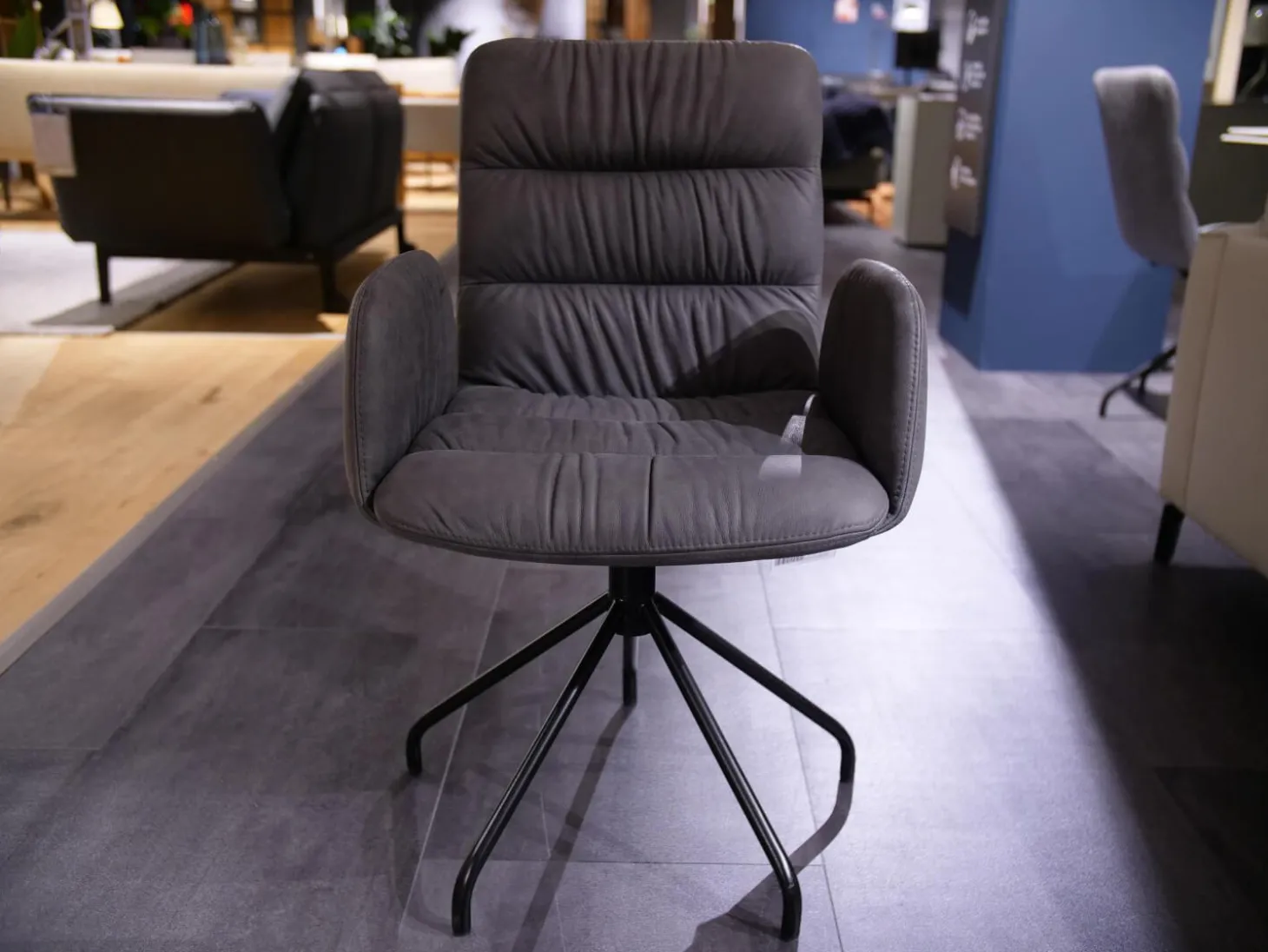 4er-Set Armstuhl Aiden Soft Leder Luna Steingrau Spinnenfuß Schwarz Mit Gleitern Und Drehmechanik