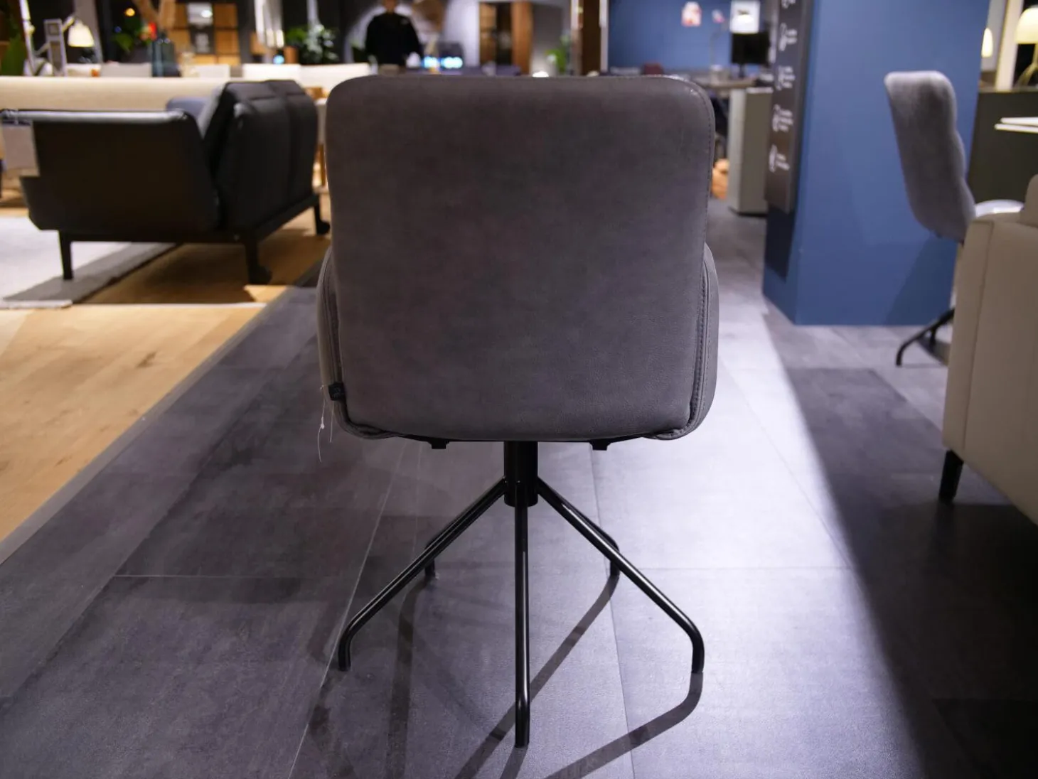 4er-Set Armstuhl Aiden Soft Leder Luna Steingrau Spinnenfuß Schwarz Mit Gleitern Und Drehmechanik