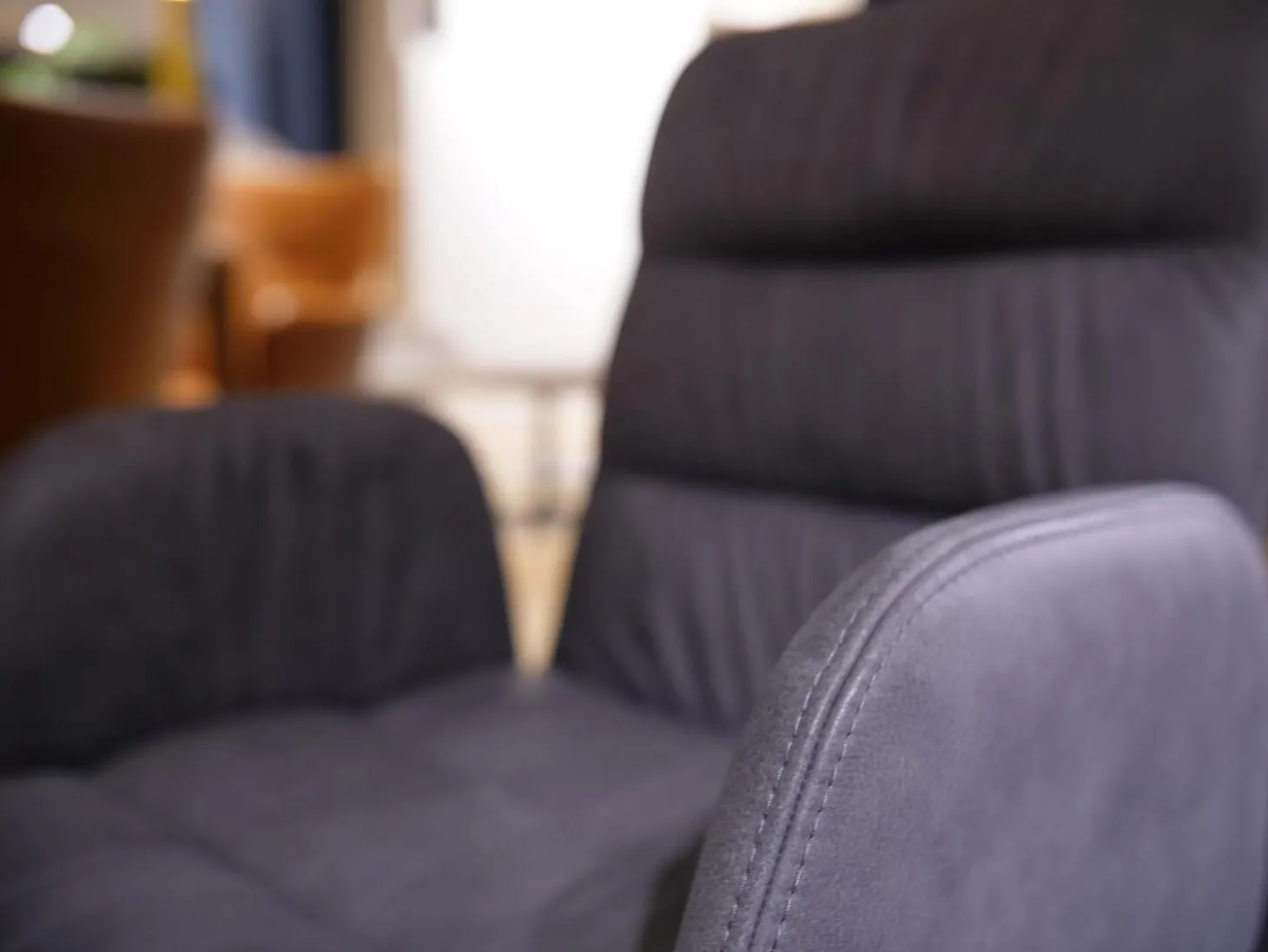 4er-Set Armstuhl Aiden Soft Leder Luna Steingrau Spinnenfuß Schwarz Mit Gleitern Und Drehmechanik