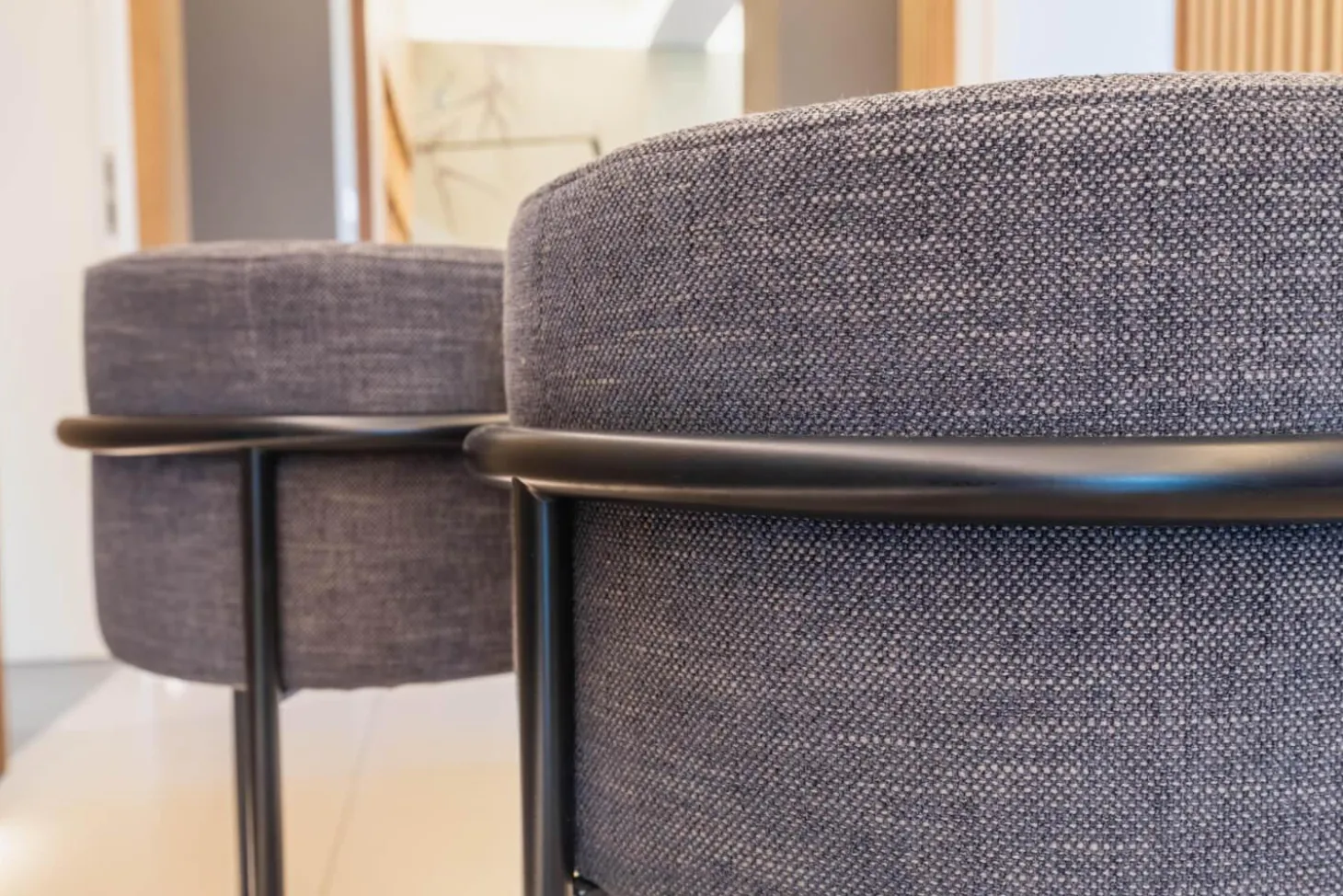 2er-Set Barhocker Drop Stoff 5027 Nougat Ecru Grau Füße Schwarz Pulverbeschichtet