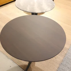 2er-Set Beistelltisch Attico Runde Platte Holz Eukalyptus Gestell Zinnfarbig Und Mattiertes Messing