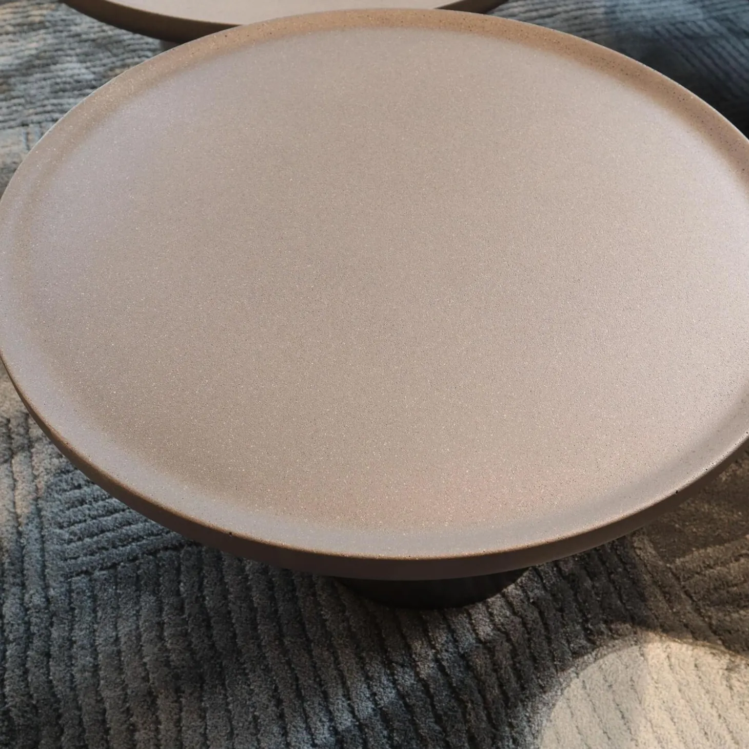 2er-Set Beistelltisch Louisa Mit Zwei Tischplatten Und Zwei Tischfüßen Zement Asche Grau Gestell Zinnfarbig