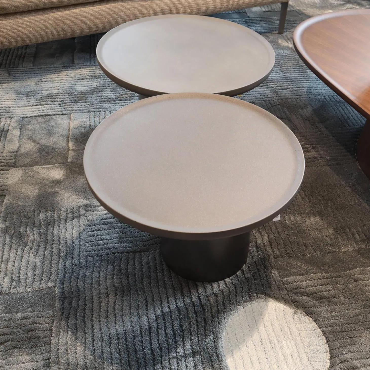 2er-Set Beistelltisch Louisa Mit Zwei Tischplatten Und Zwei Tischfüßen Zement Asche Grau Gestell Zinnfarbig