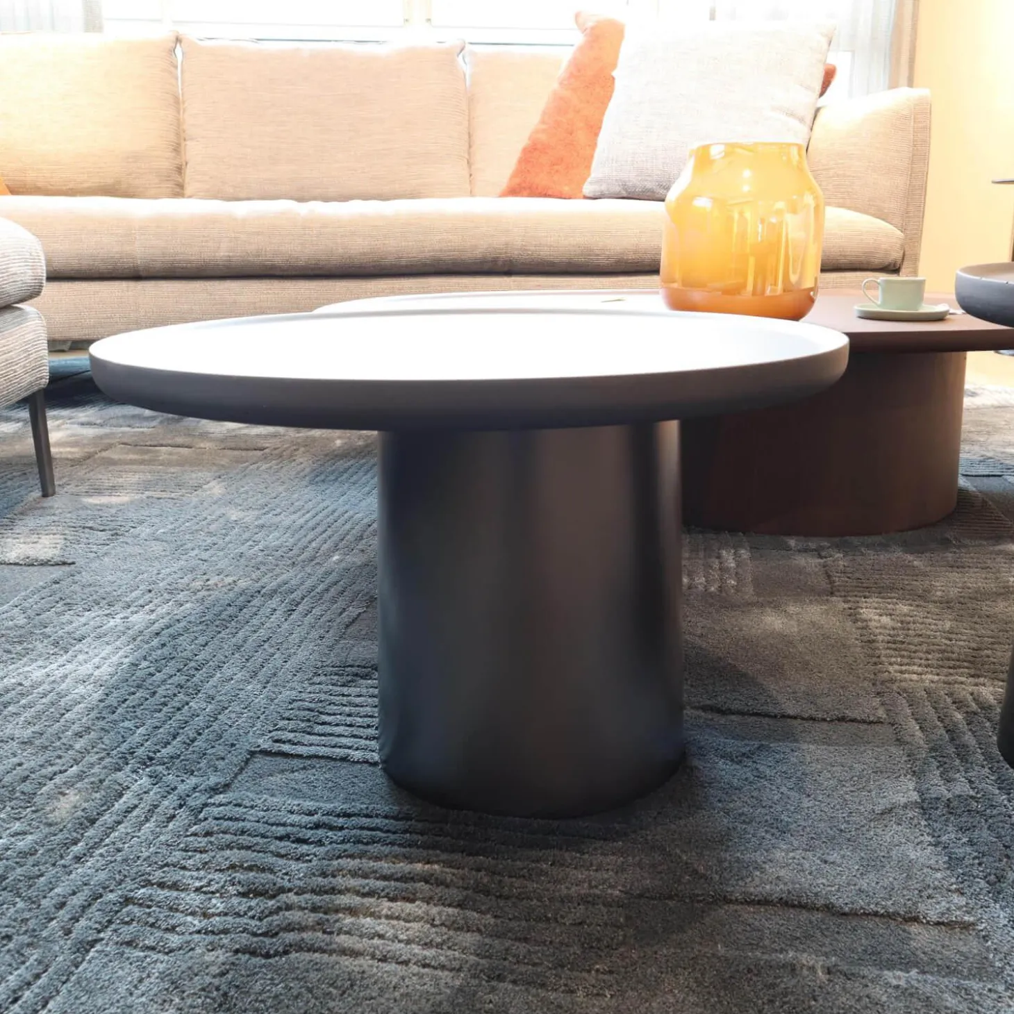 2er-Set Beistelltisch Louisa Mit Zwei Tischplatten Und Zwei Tischfüßen Zement Asche Grau Gestell Zinnfarbig