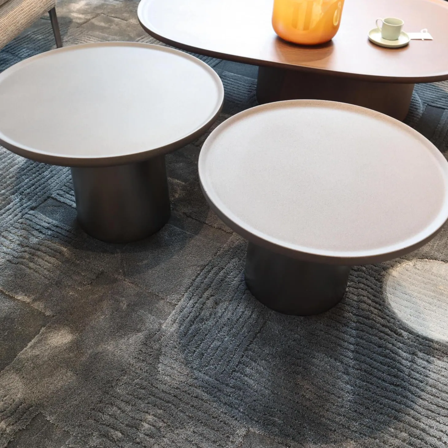 2er-Set Beistelltisch Louisa Mit Zwei Tischplatten Und Zwei Tischfüßen Zement Asche Grau Gestell Zinnfarbig