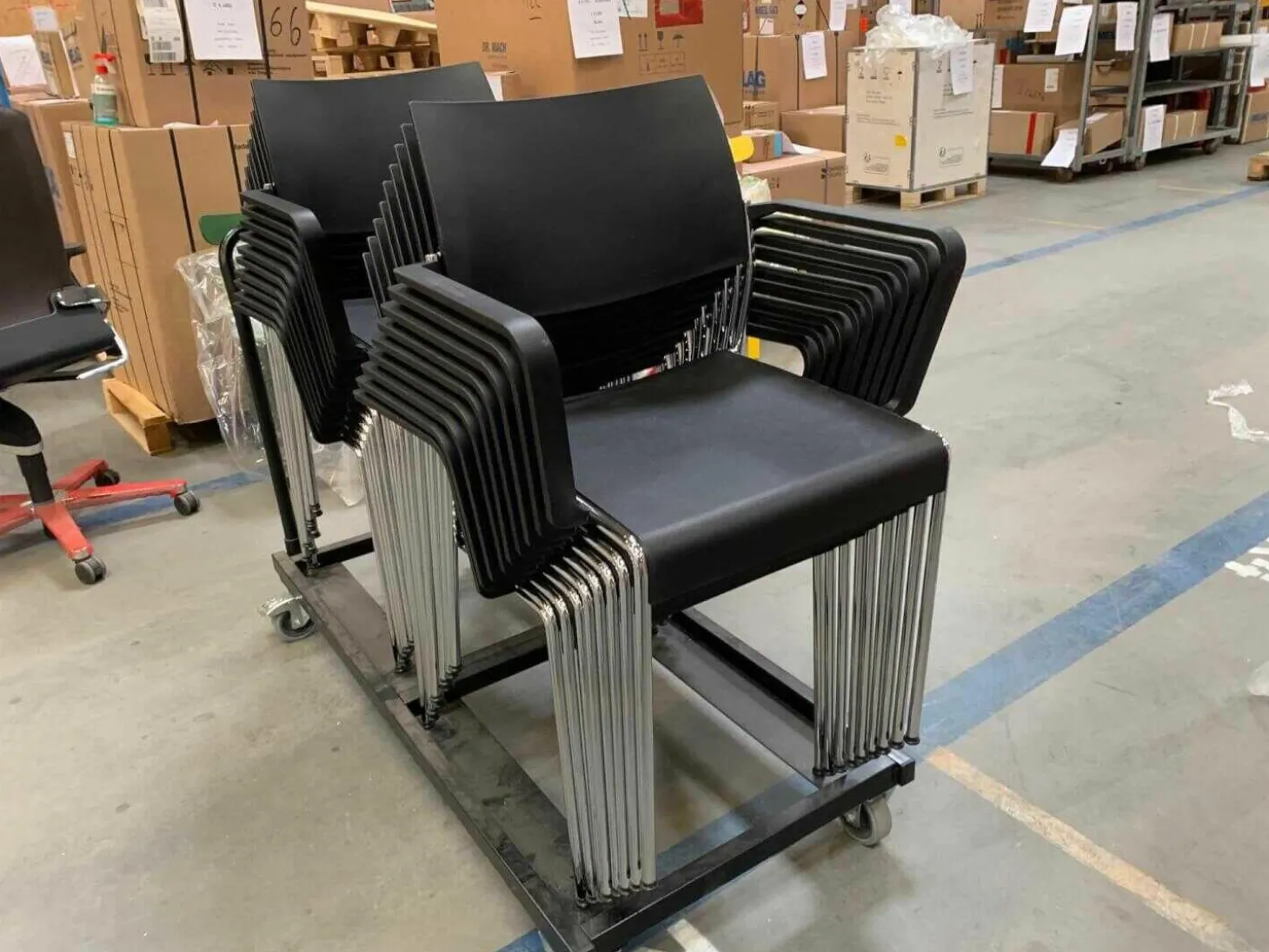 20er-Set Brunner Stapelstuhl mit Armlehnen Linos Schwarz auf Rollwagen