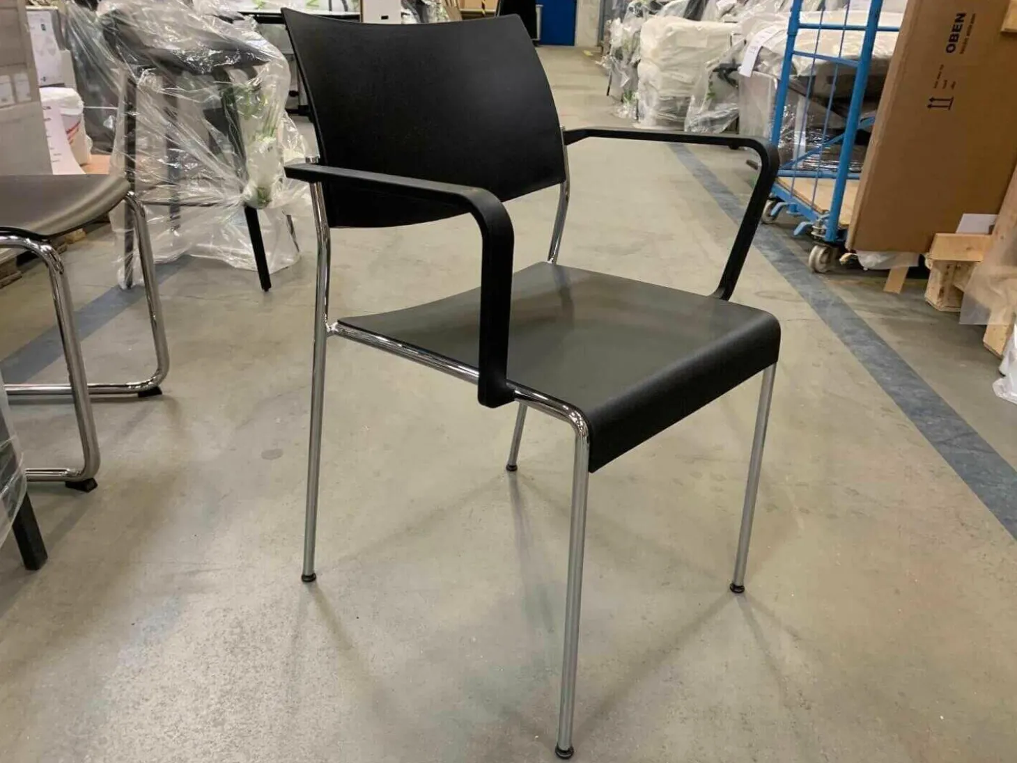 20er-Set Brunner Stapelstuhl mit Armlehnen Linos Schwarz auf Rollwagen