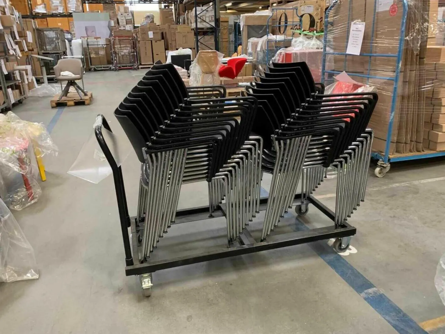 20er-Set Brunner Stapelstuhl mit Armlehnen Linos Schwarz auf Rollwagen