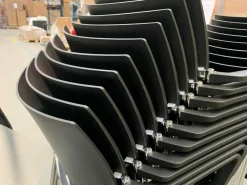 20er-Set Brunner Stapelstuhl mit Armlehnen Linos Schwarz auf Rollwagen