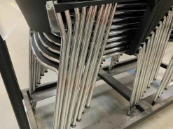 20er-Set Brunner Stapelstuhl mit Armlehnen Linos Schwarz auf Rollwagen