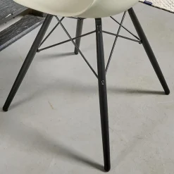 2er-Set Eames Plastik Side Chair DSW Sitzschale Kunststoff Kieselstein Gestell Ahorn Schwarz Lackiert