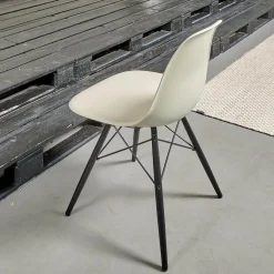 2er-Set Eames Plastik Side Chair DSW Sitzschale Kunststoff Kieselstein Gestell Ahorn Schwarz Lackiert