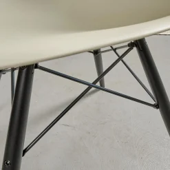 2er-Set Eames Plastik Side Chair DSW Sitzschale Kunststoff Kieselstein Gestell Ahorn Schwarz Lackiert