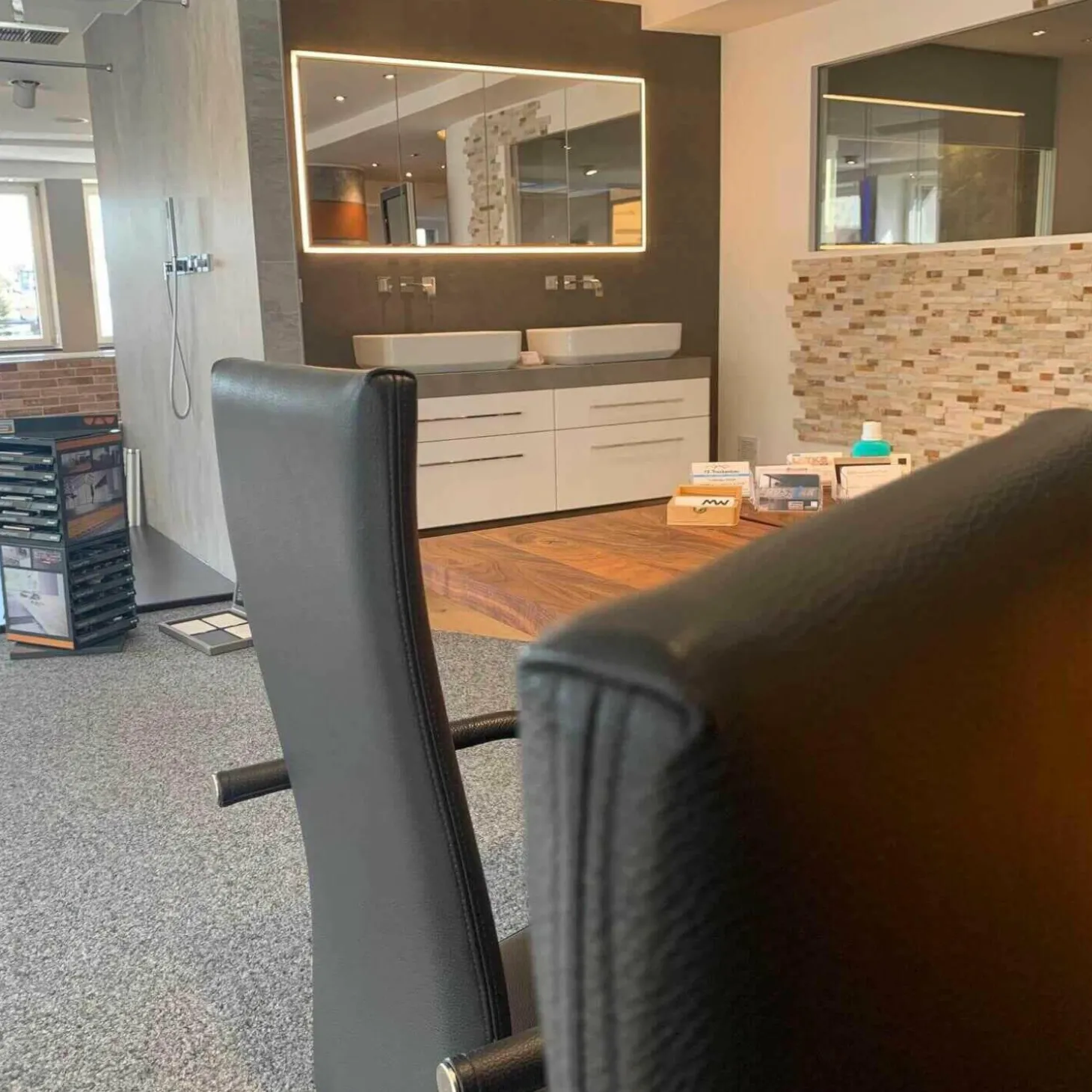 4er-Set Kragstuhl D26 1 PE Leder Schwarz Gestell Tube Aplati