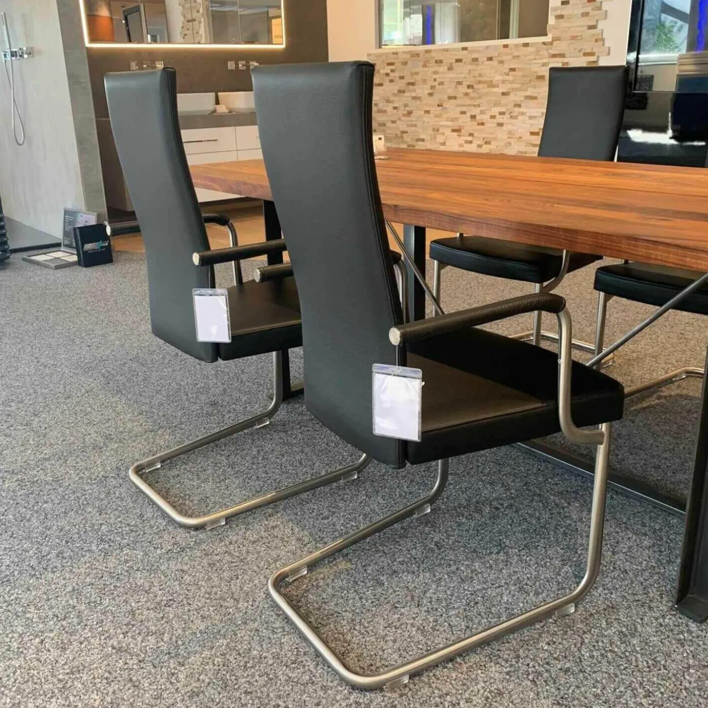 4er-Set Kragstuhl D26 1 PE Leder Schwarz Gestell Tube Aplati