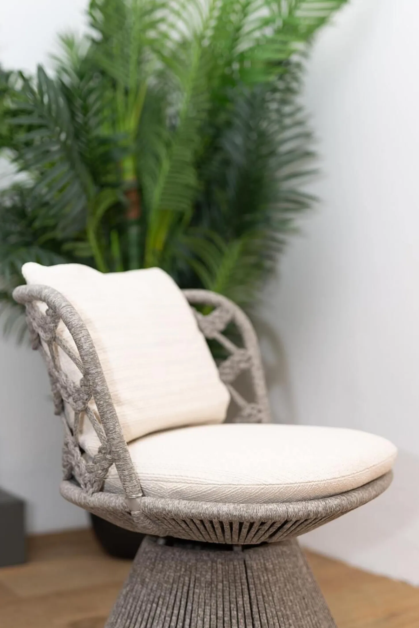 4er-Set Outdoorstuhl Flair Bezug Stoff Lilia Weiß Geflecht Taubengrau Gestell Tortora Lackiert