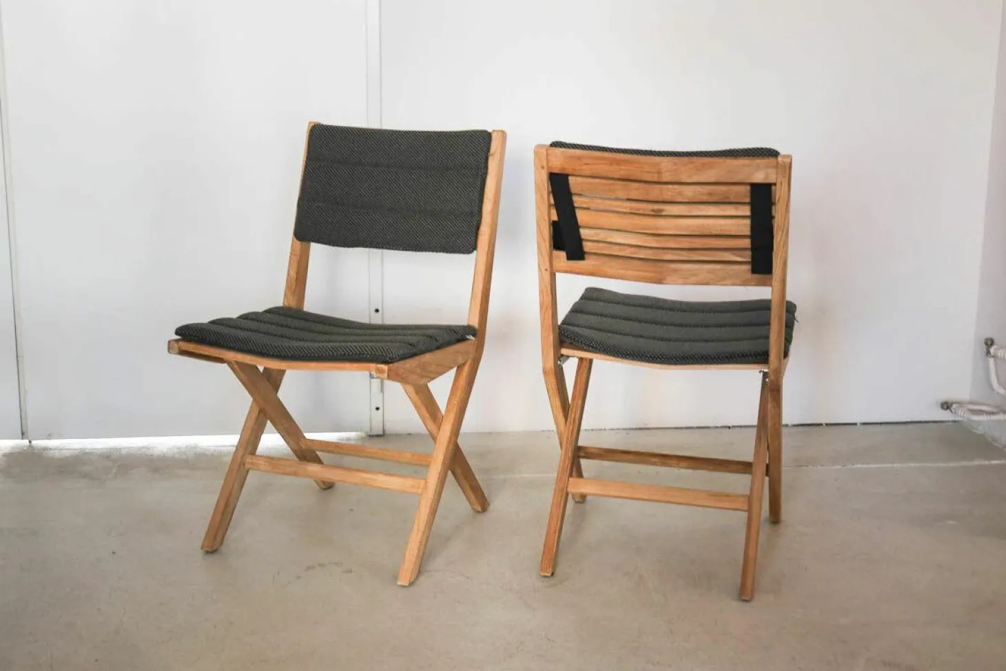 2er-Set Outdoor-Stuhl Flip In Teak Inkl. Sitz-und Rückenkissen Farbe Cane-Line Focus Dunkelgrau Stühle Klappbar