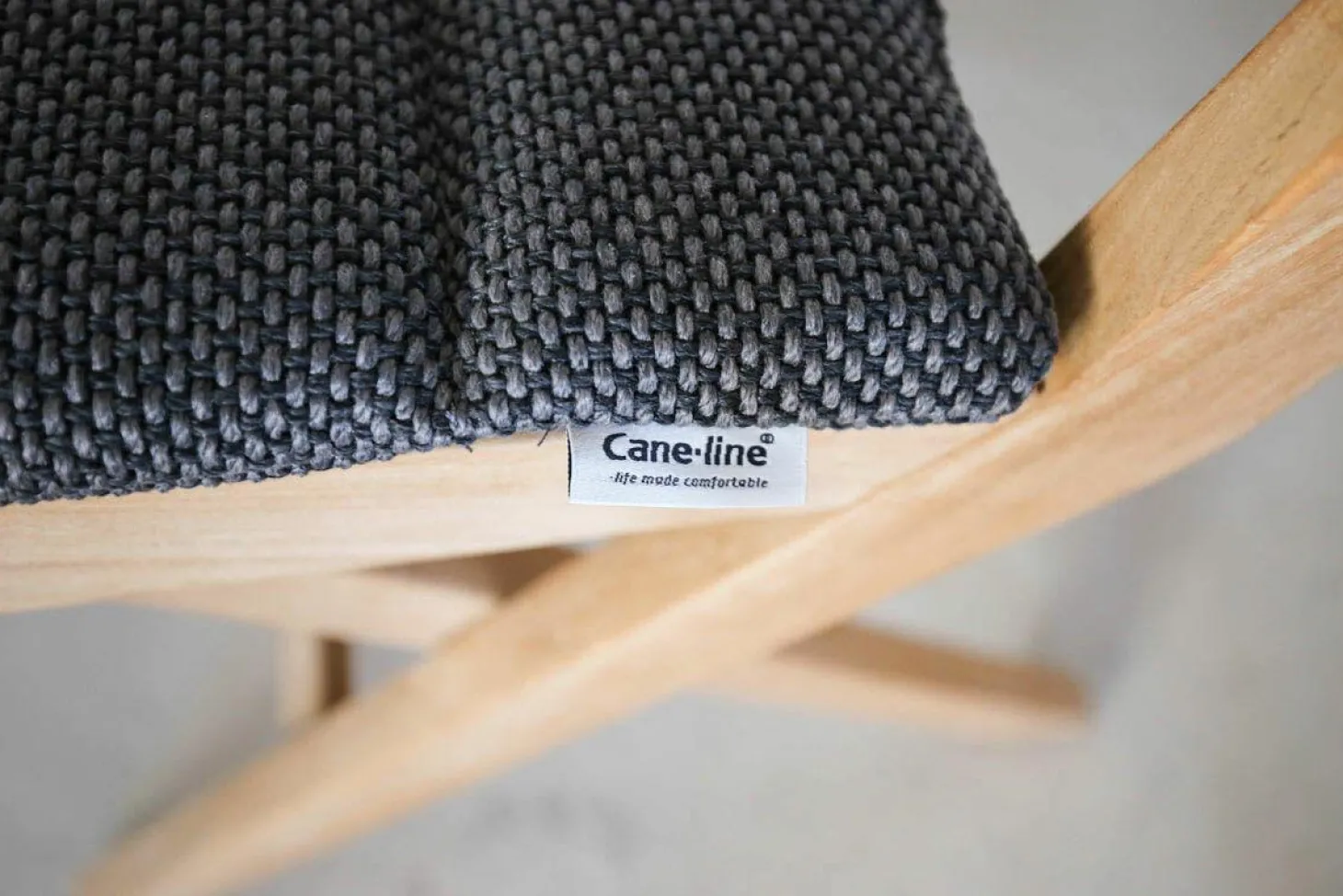 2er-Set Outdoor-Stuhl Flip In Teak Inkl. Sitz-und Rückenkissen Farbe Cane-Line Focus Dunkelgrau Stühle Klappbar