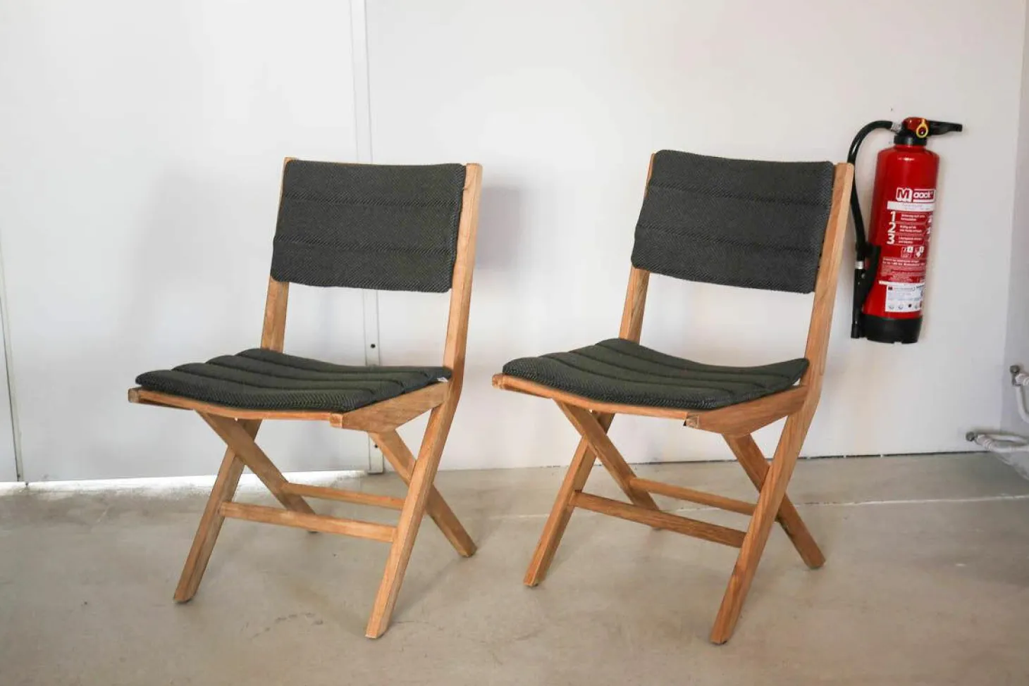 2er-Set Outdoor-Stuhl Flip In Teak Inkl. Sitz-und Rückenkissen Farbe Cane-Line Focus Dunkelgrau Stühle Klappbar