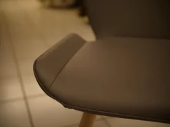 2er-Set Stühle Kasaar Bezug Leder Genua 1295 Gallit Grau Gedrehtes Holzgestell Eiche Puro Geölt Mit Fiilzgleiter