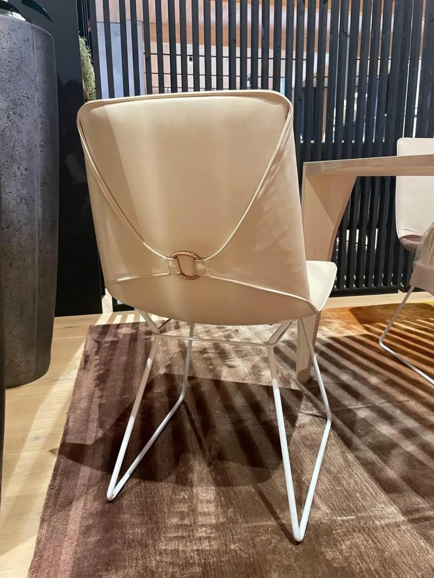 6er-Set Stuhl Amelie Leder Oman Taupe Creme Gestell Weiß Pulverbeschichtet