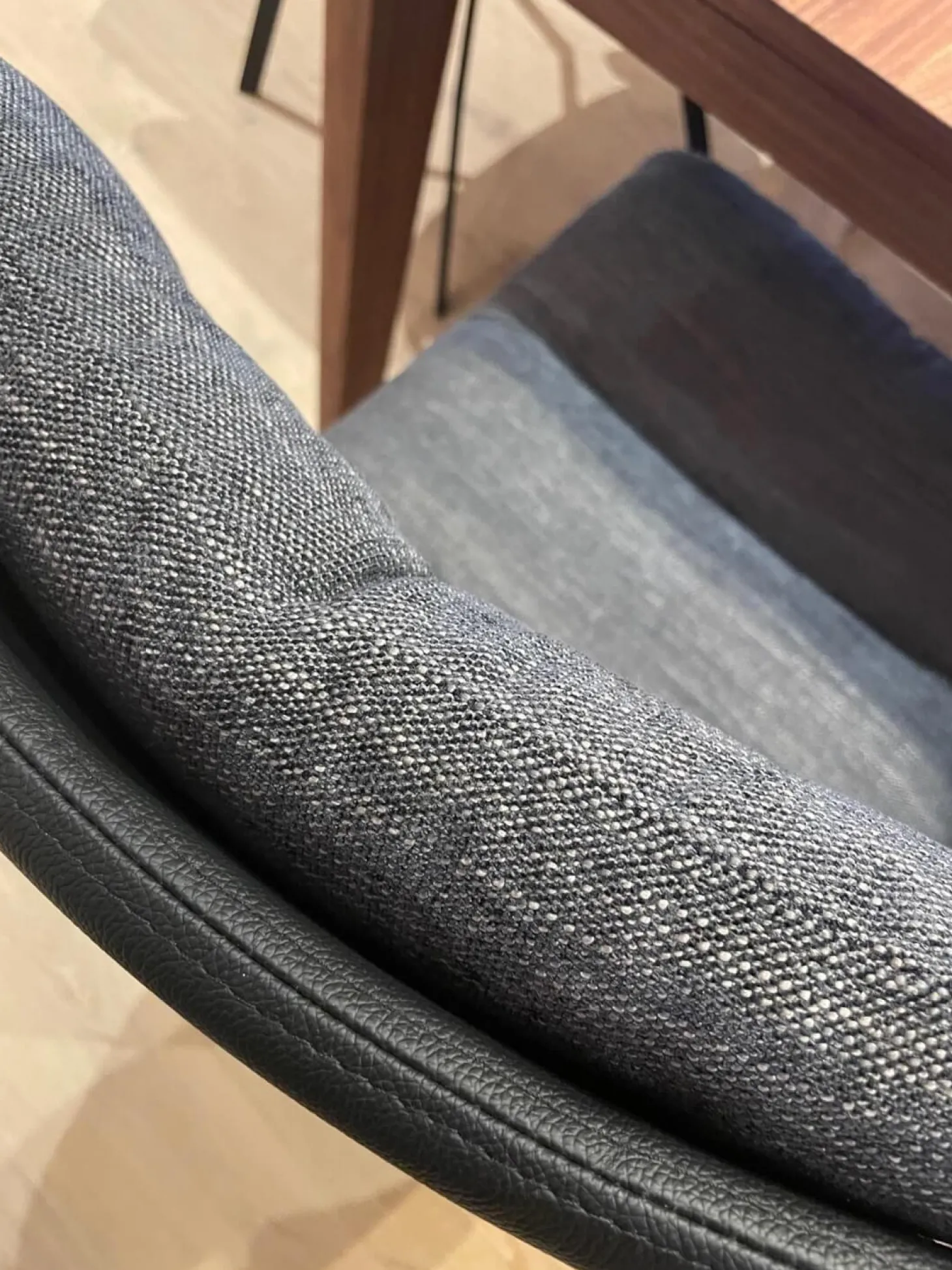 7er-Set Stuhl Arva Rücken Leder Milano Schwarz Sitz Stoff Danubio Dunkelgrau