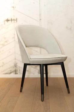 4er-Set Stuhl Colette Bezug Leder Kashmir Nuage Hellgrau Gestell Buche Wengefarben Gebeizt