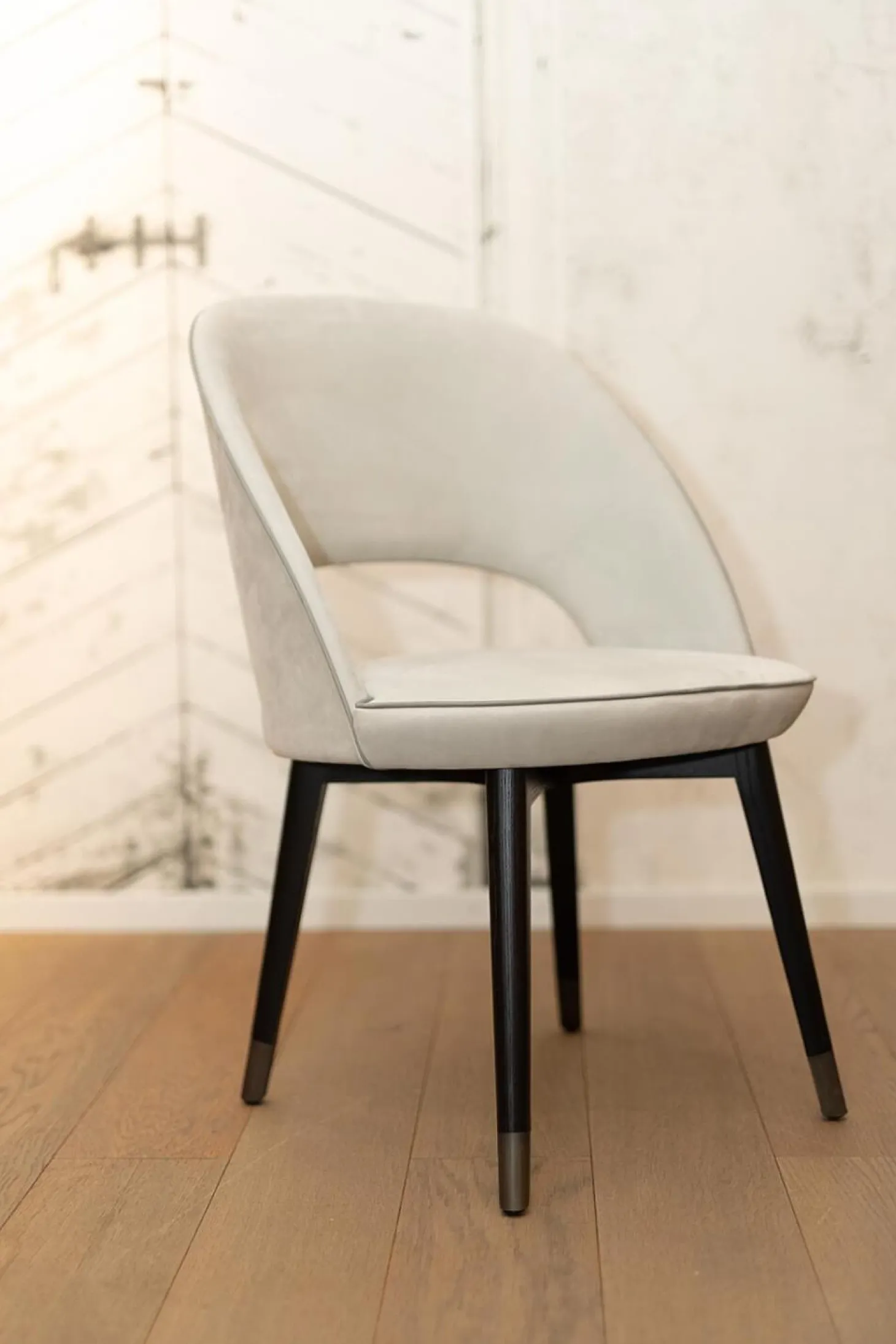 4er-Set Stuhl Colette Bezug Leder Kashmir Nuage Hellgrau Gestell Buche Wengefarben Gebeizt