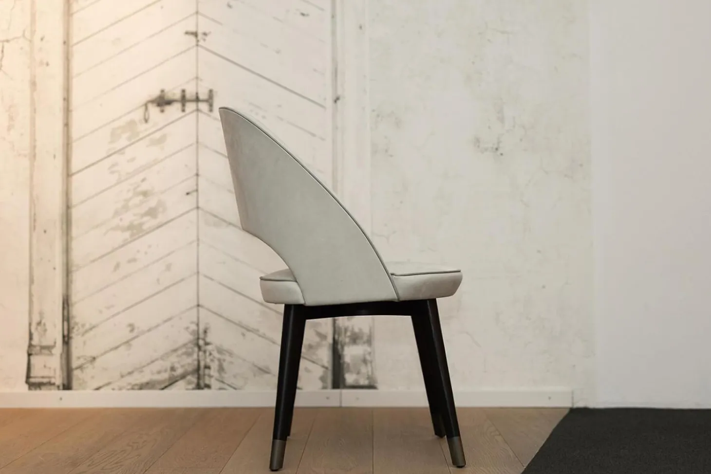 4er-Set Stuhl Colette Bezug Leder Kashmir Nuage Hellgrau Gestell Buche Wengefarben Gebeizt