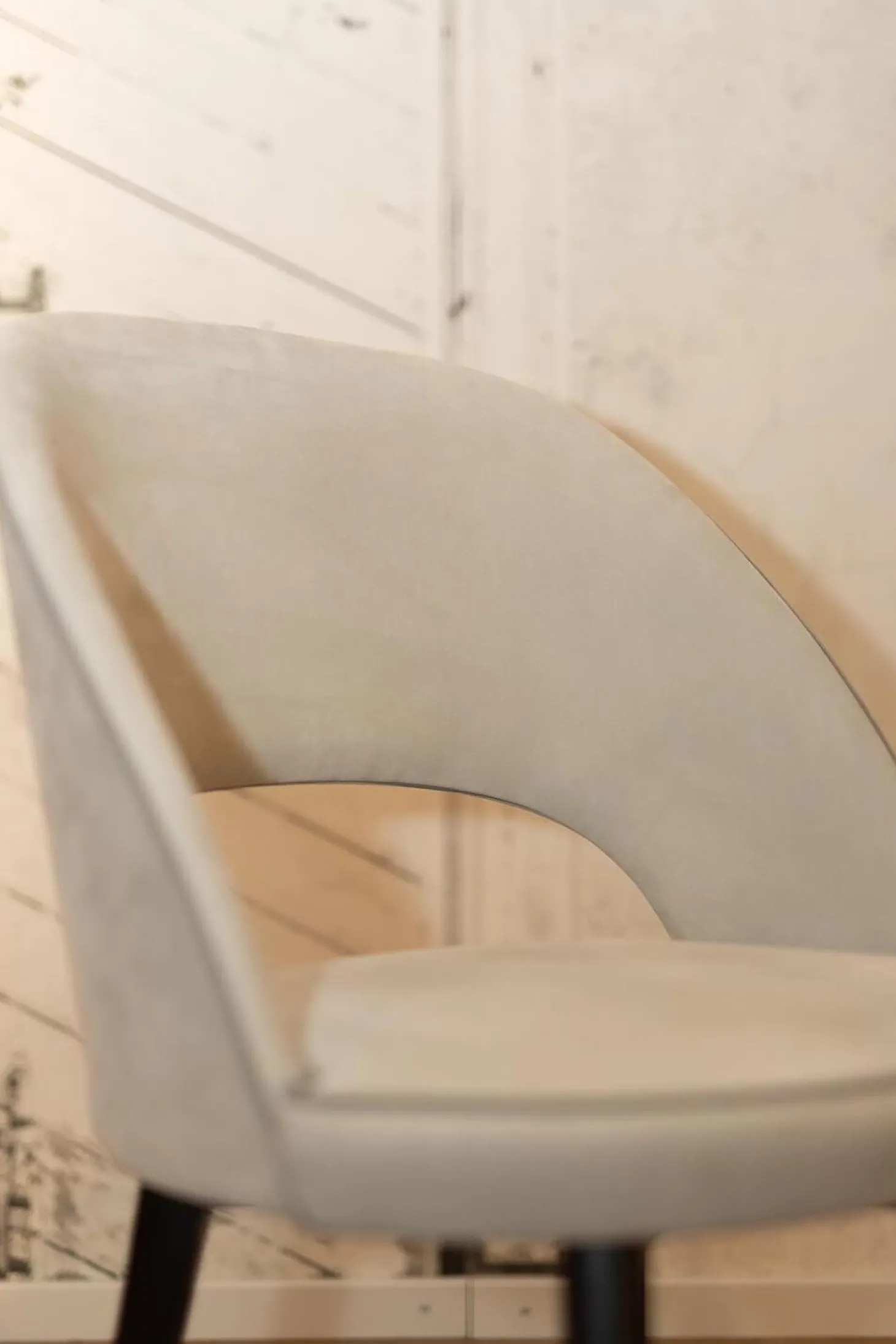 4er-Set Stuhl Colette Bezug Leder Kashmir Nuage Hellgrau Gestell Buche Wengefarben Gebeizt