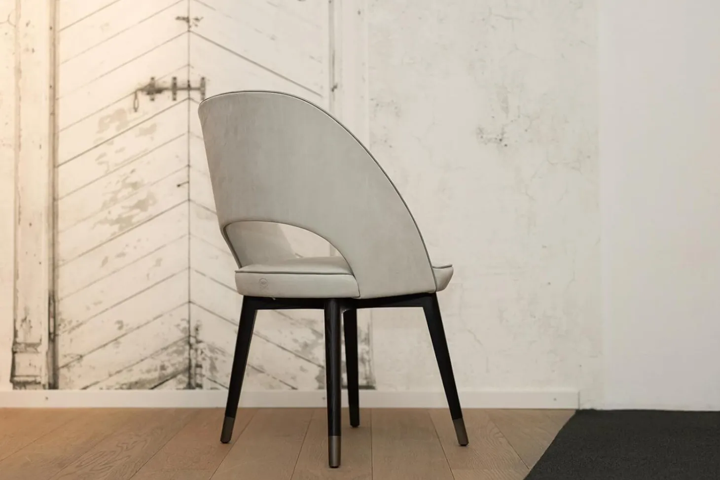 4er-Set Stuhl Colette Bezug Leder Kashmir Nuage Hellgrau Gestell Buche Wengefarben Gebeizt