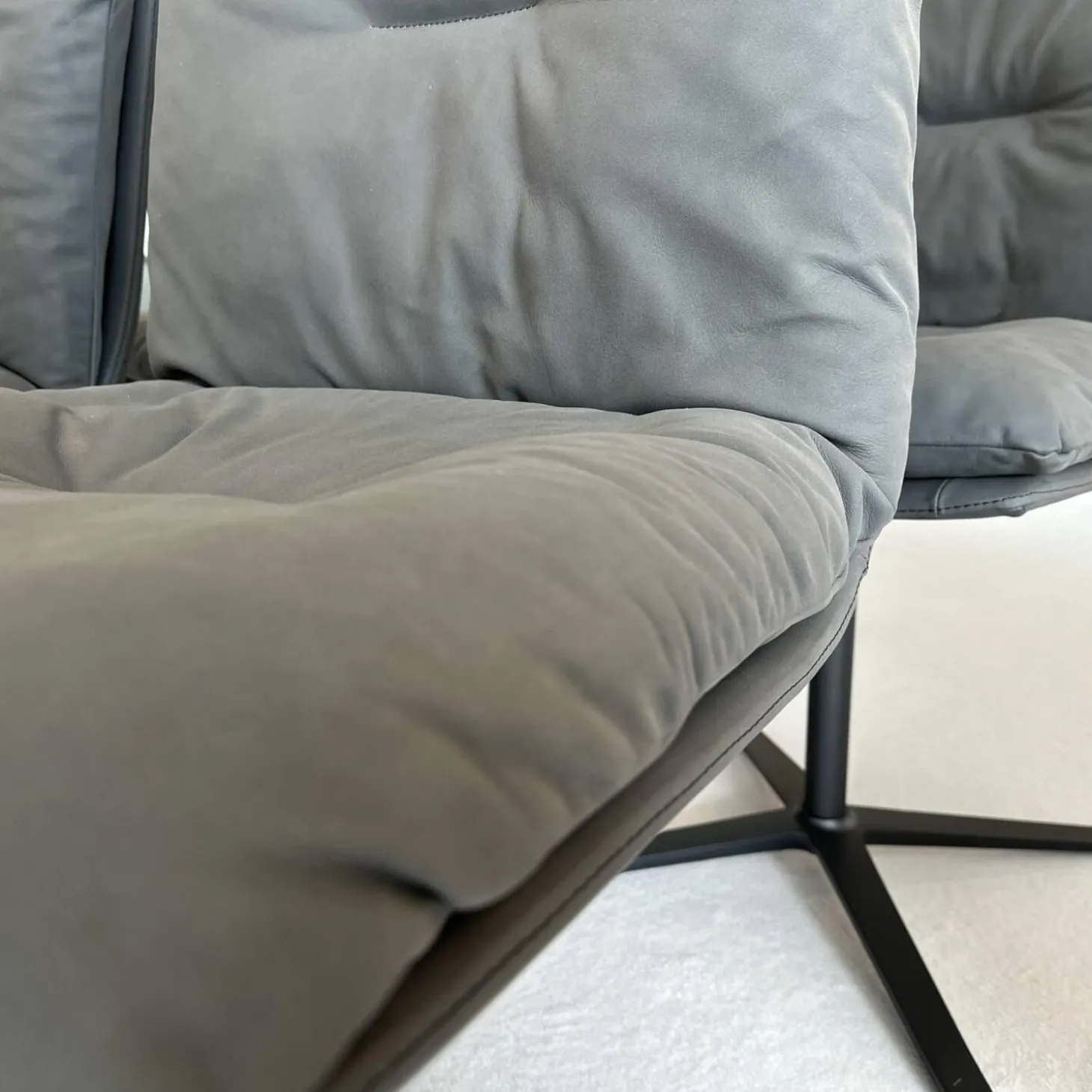 6er-Set Stuhl D 27 Leder Nubuk Touch 5617 Schwarz Drehgestell Metall Schwarz Pulverbeschichtet