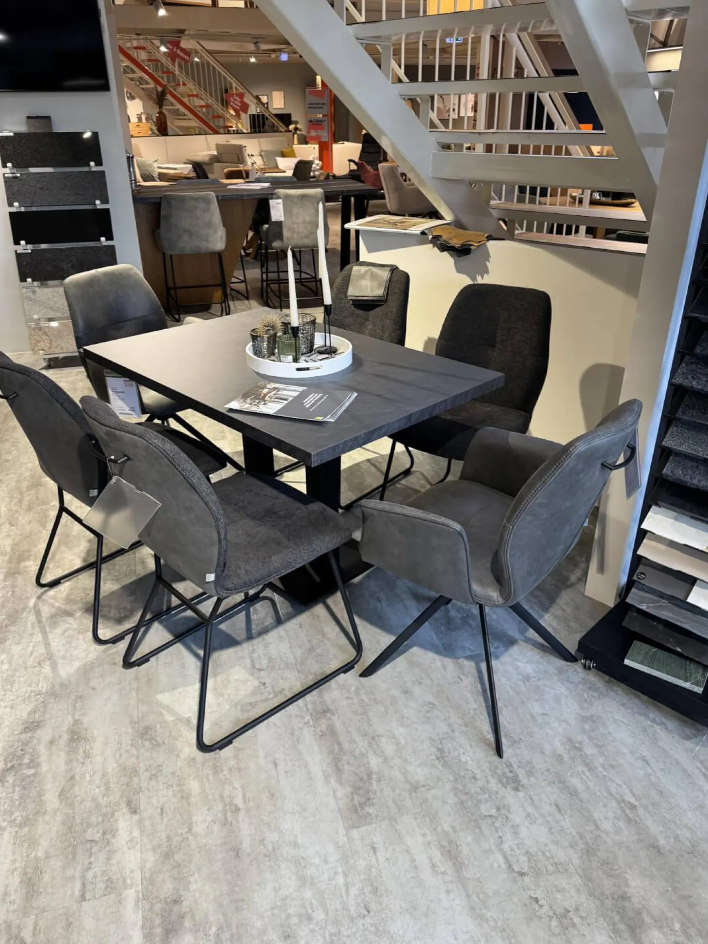 6er-Set Stuhl Dinner Stoff Microfaser Ledo Grau Gestell 1x Stativ Drehbar Metall Schwarz 1x Stativ Fest Metall Schwarz Und 4x Kufen Eisen Schwarz