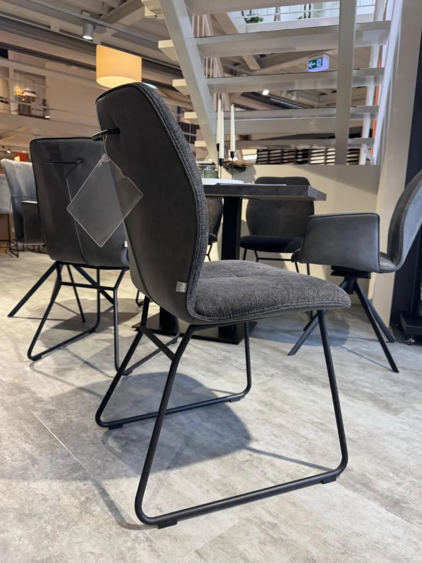 6er-Set Stuhl Dinner Stoff Microfaser Ledo Grau Gestell 1x Stativ Drehbar Metall Schwarz 1x Stativ Fest Metall Schwarz Und 4x Kufen Eisen Schwarz