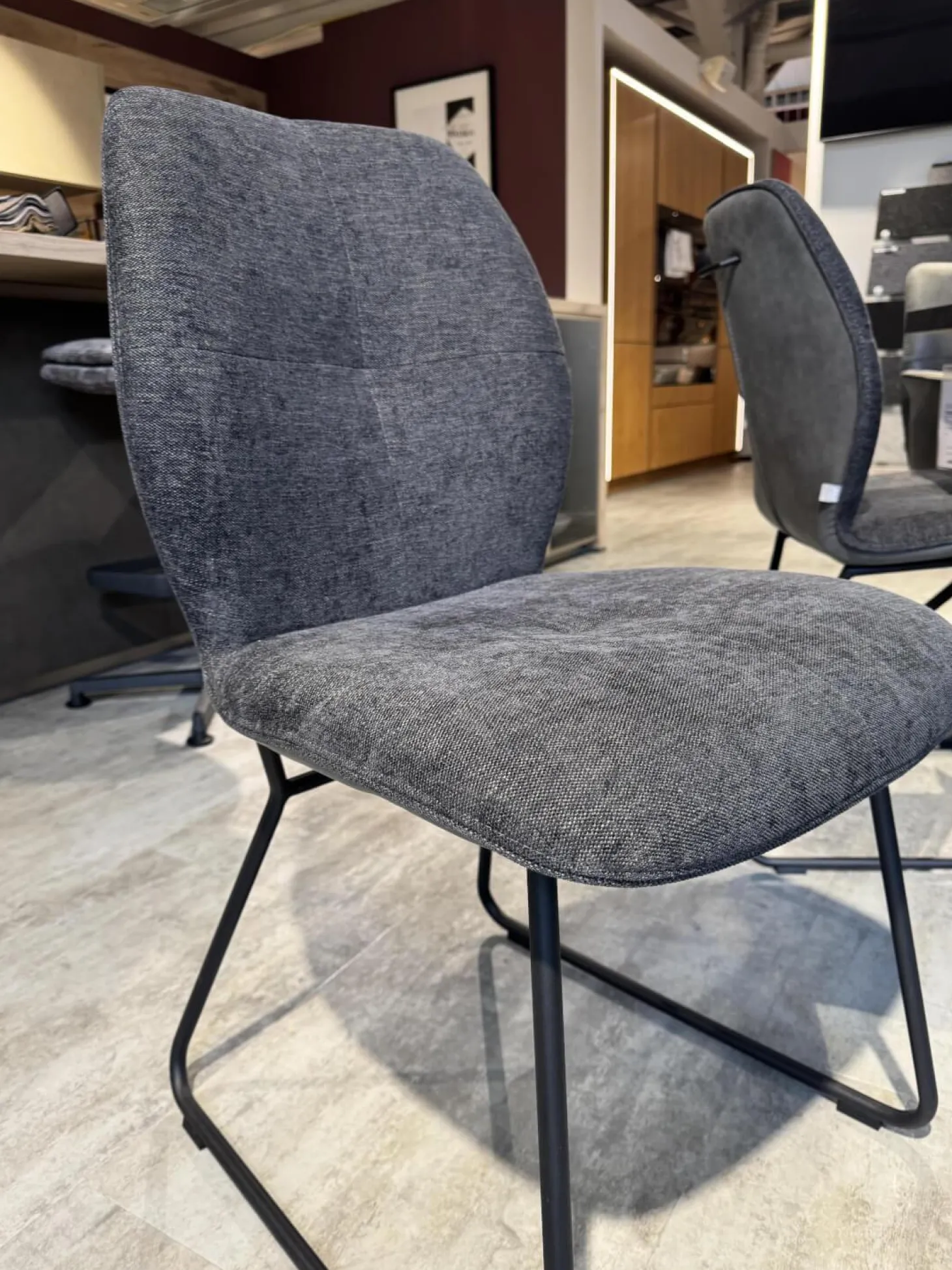 6er-Set Stuhl Dinner Stoff Microfaser Ledo Grau Gestell 1x Stativ Drehbar Metall Schwarz 1x Stativ Fest Metall Schwarz Und 4x Kufen Eisen Schwarz