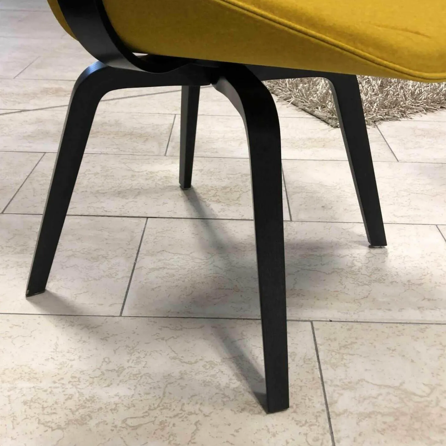 4er-Set Stuhl Flat 4NH Stoff Senf Holzfuß Esche Schwarz