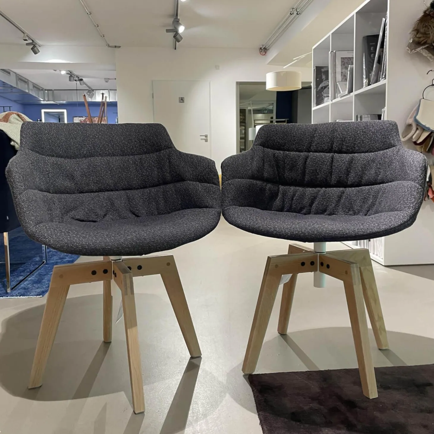 2er-Set Stuhl Flow Slim Stoff Sbiancato Tika mit vier Füßen in Bleicheiche